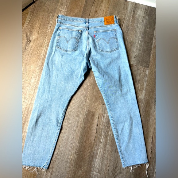 Levi’s Wedgie Hi Rise Denim Jeans Straight Distressed Hem Light Wash Size 31 27 - Picture 1 of 9